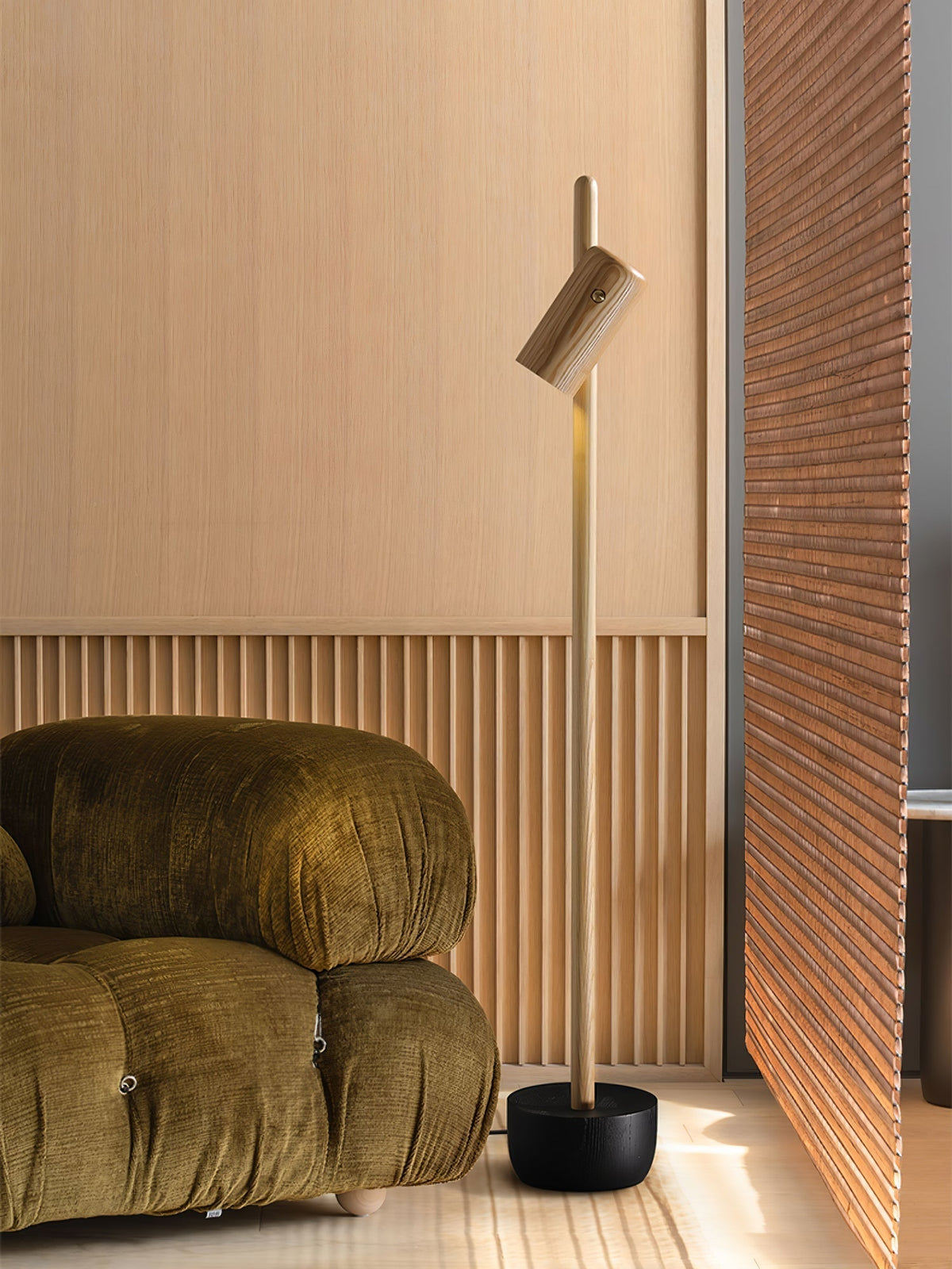 Rinisina lámpara de pie con foco de luz y acabado de madera