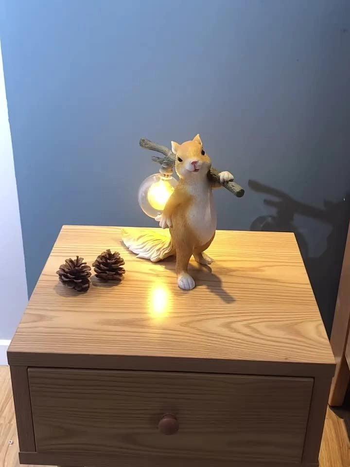 Niranielle lámpara de mesa de resina caprichosa