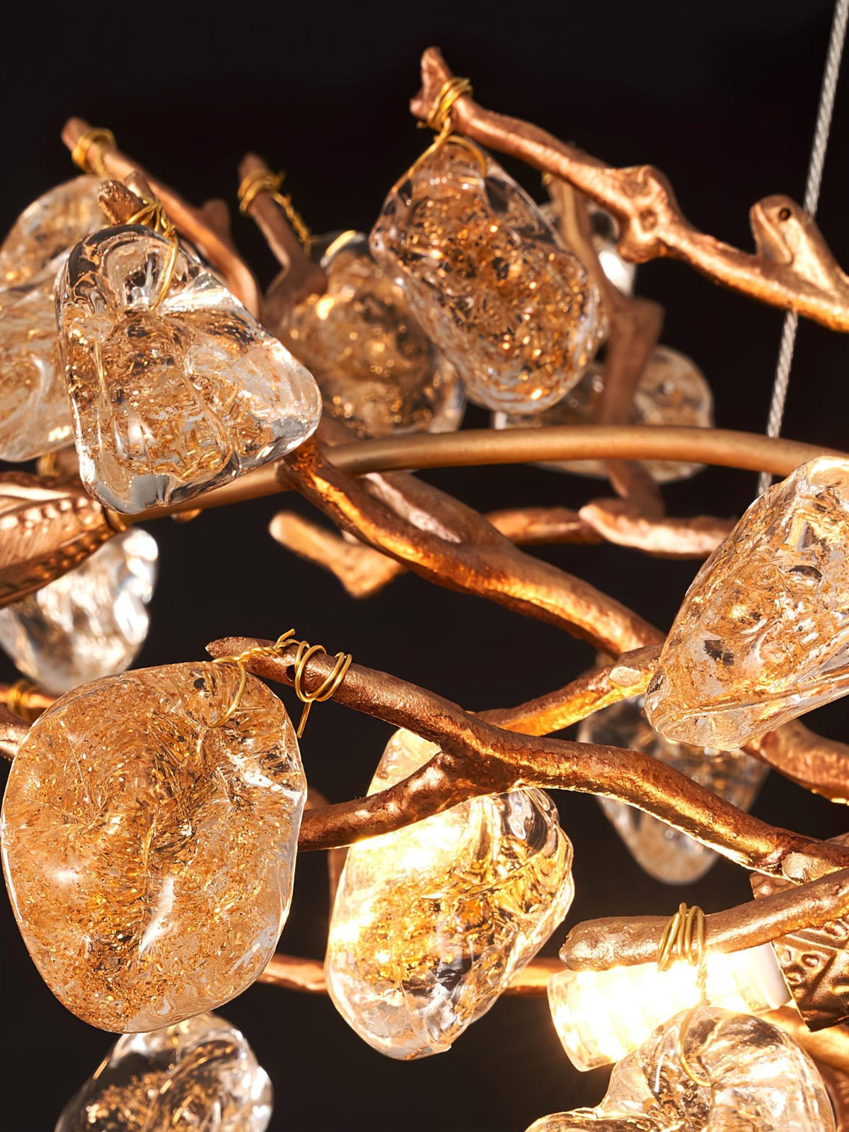 Arborea lámpara de araña de latón con ramas y detalles en cristal