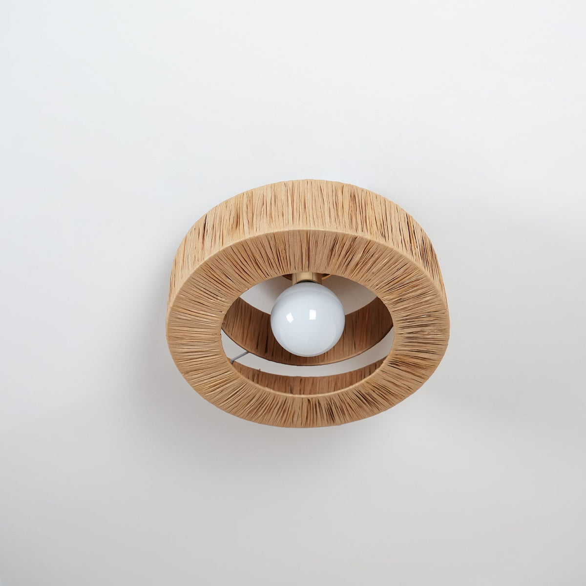 Ilthean lámpara de techo con paja natural artísticamente diseñada