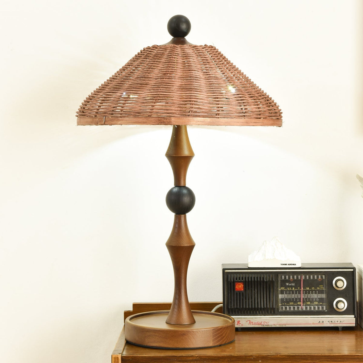 Miran lámpara de mesa de madera y ratán vintage