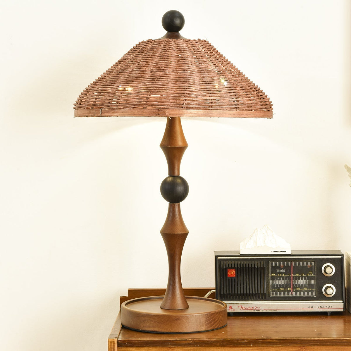 Miran lámpara de mesa de madera y ratán vintage