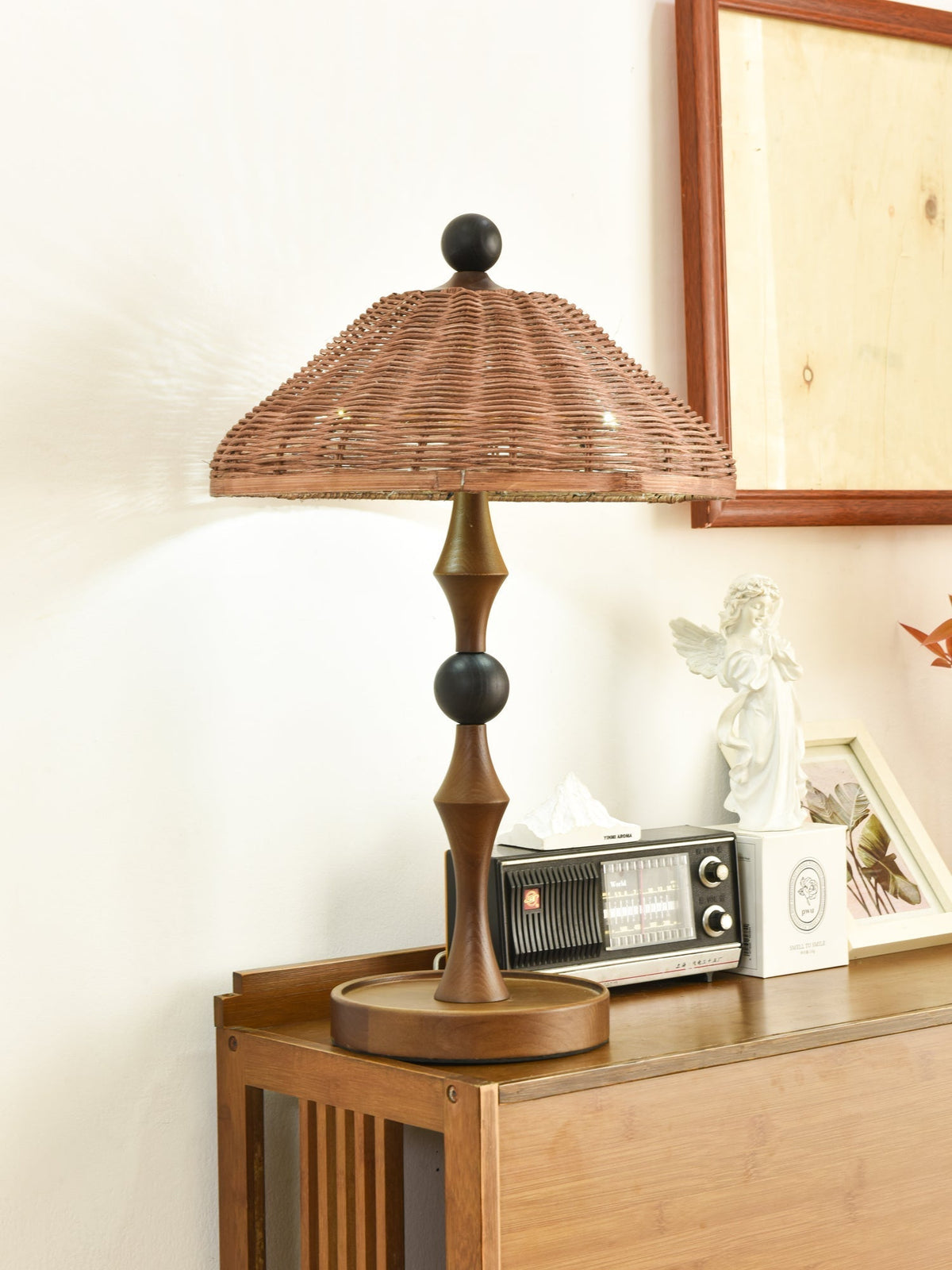 Miran lámpara de mesa de madera y ratán vintage