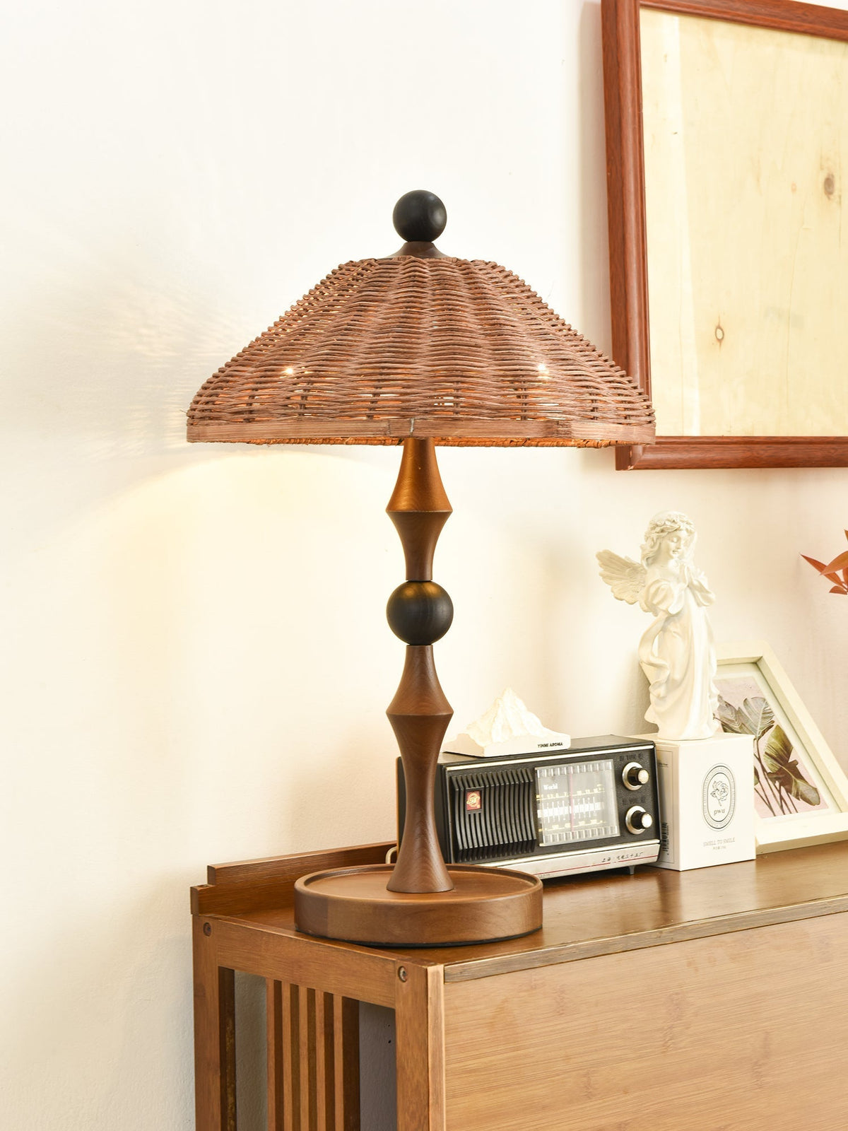 Miran lámpara de mesa de madera y ratán vintage