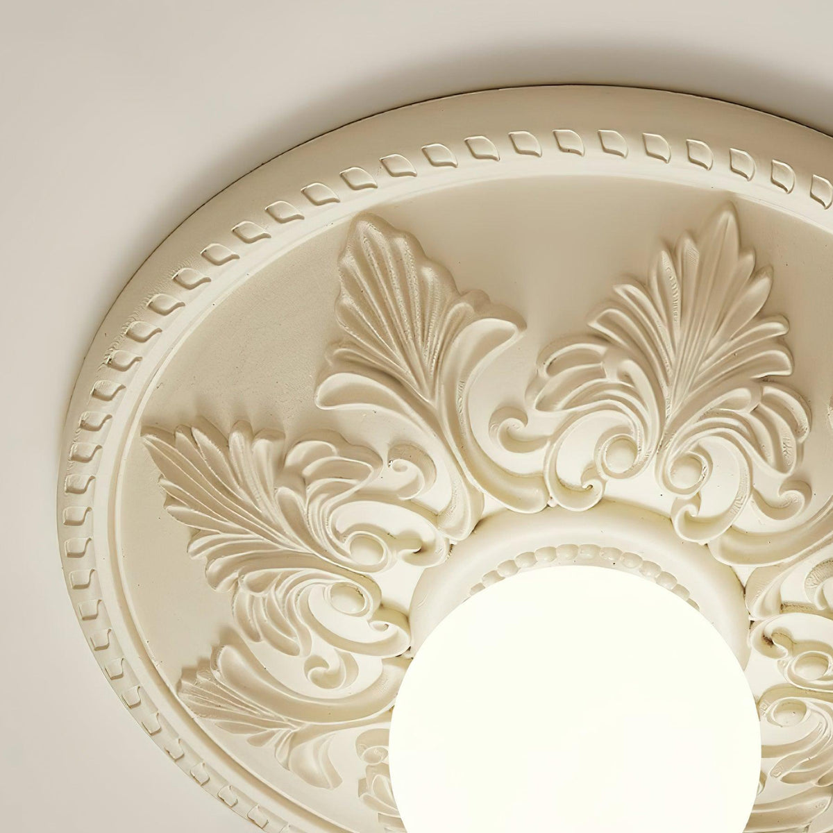 Lámpara de techo con florón de resina y globo de vidrio clásico ornamentado