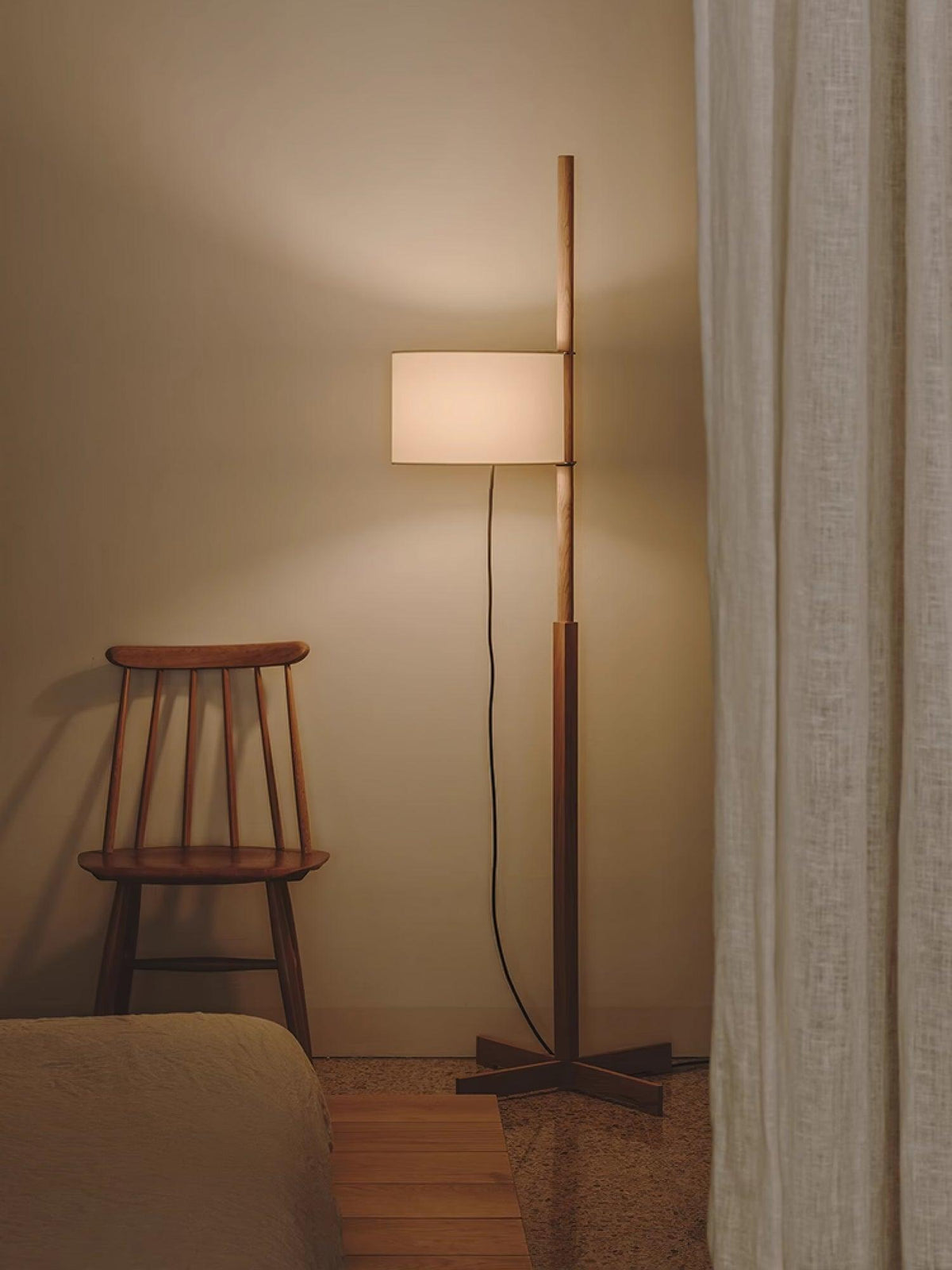 Vindis lámpara de pie de madera y tejido