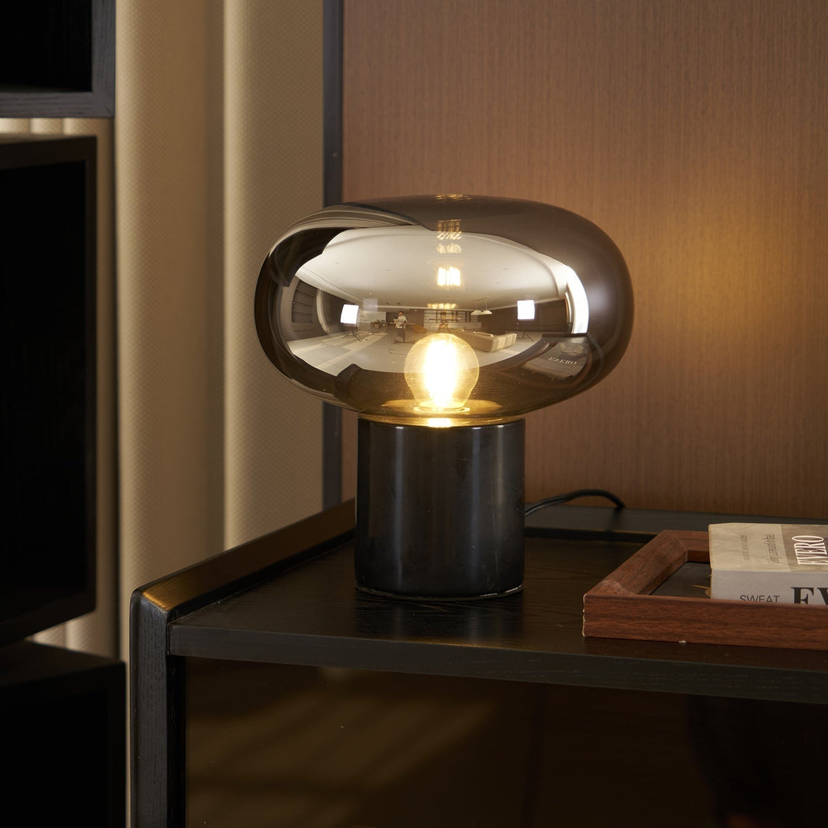Rova lámpara de mesa en mármol industrial