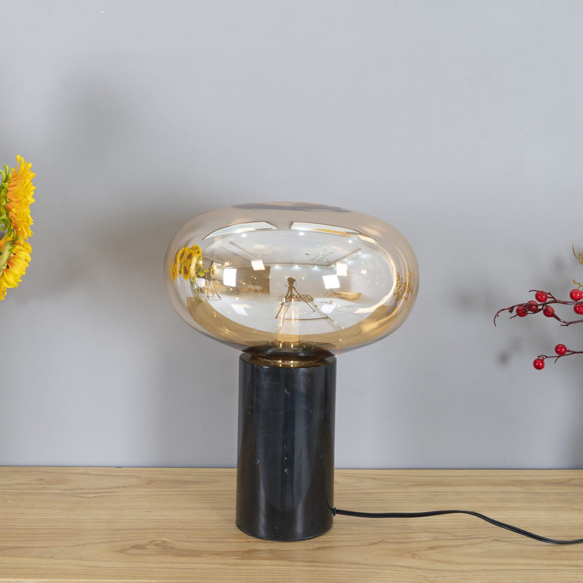 Rova lámpara de mesa en mármol industrial