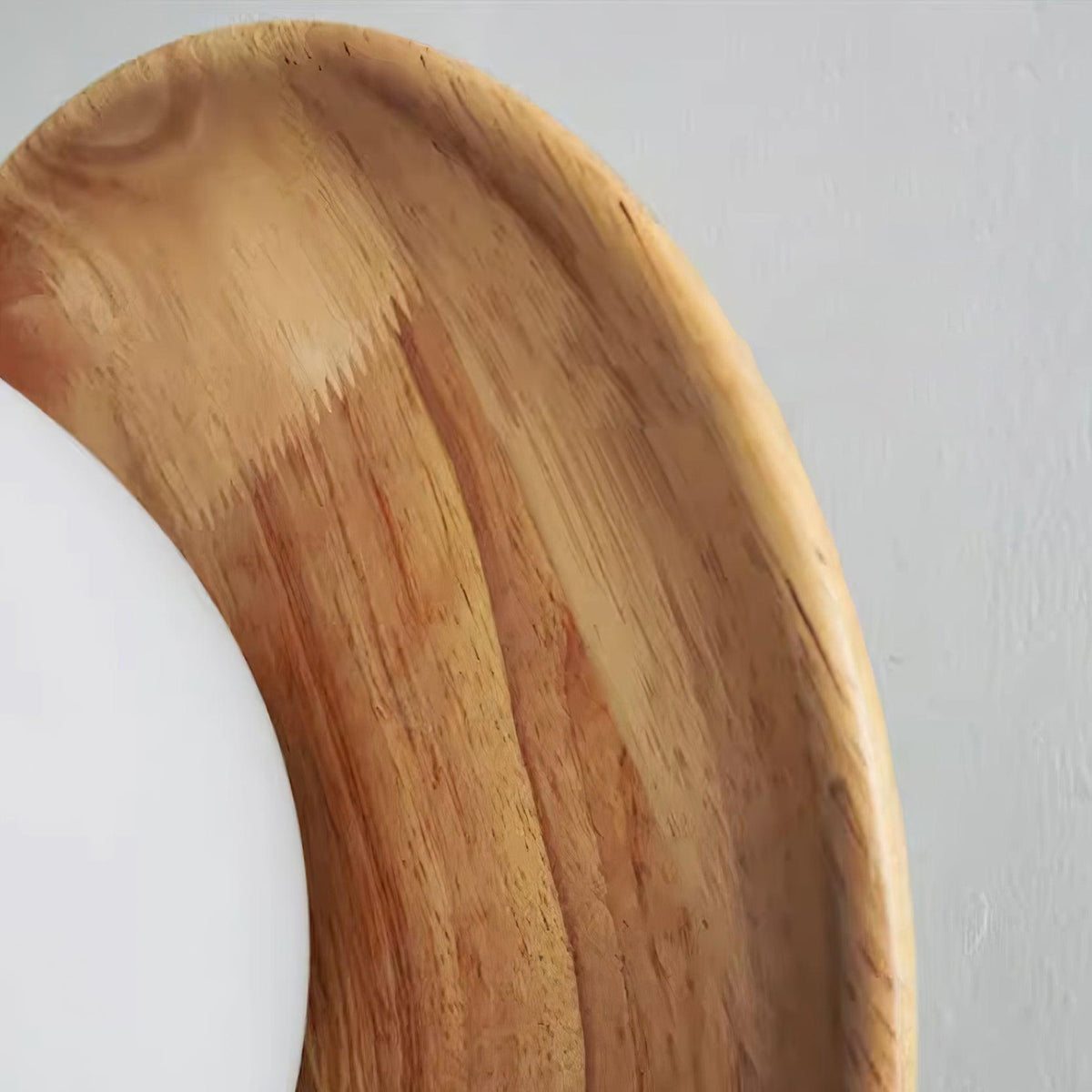 Aplique de pared con cuerpo metálico y borde de madera estilo minimalista de metal