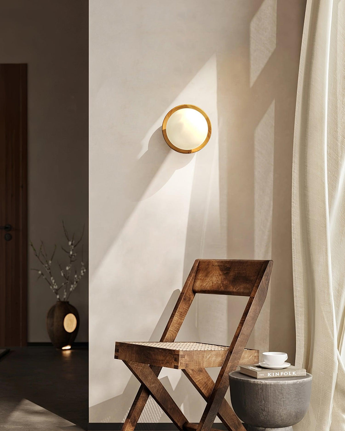 Aplique de pared con cuerpo metálico y borde de madera estilo minimalista de metal