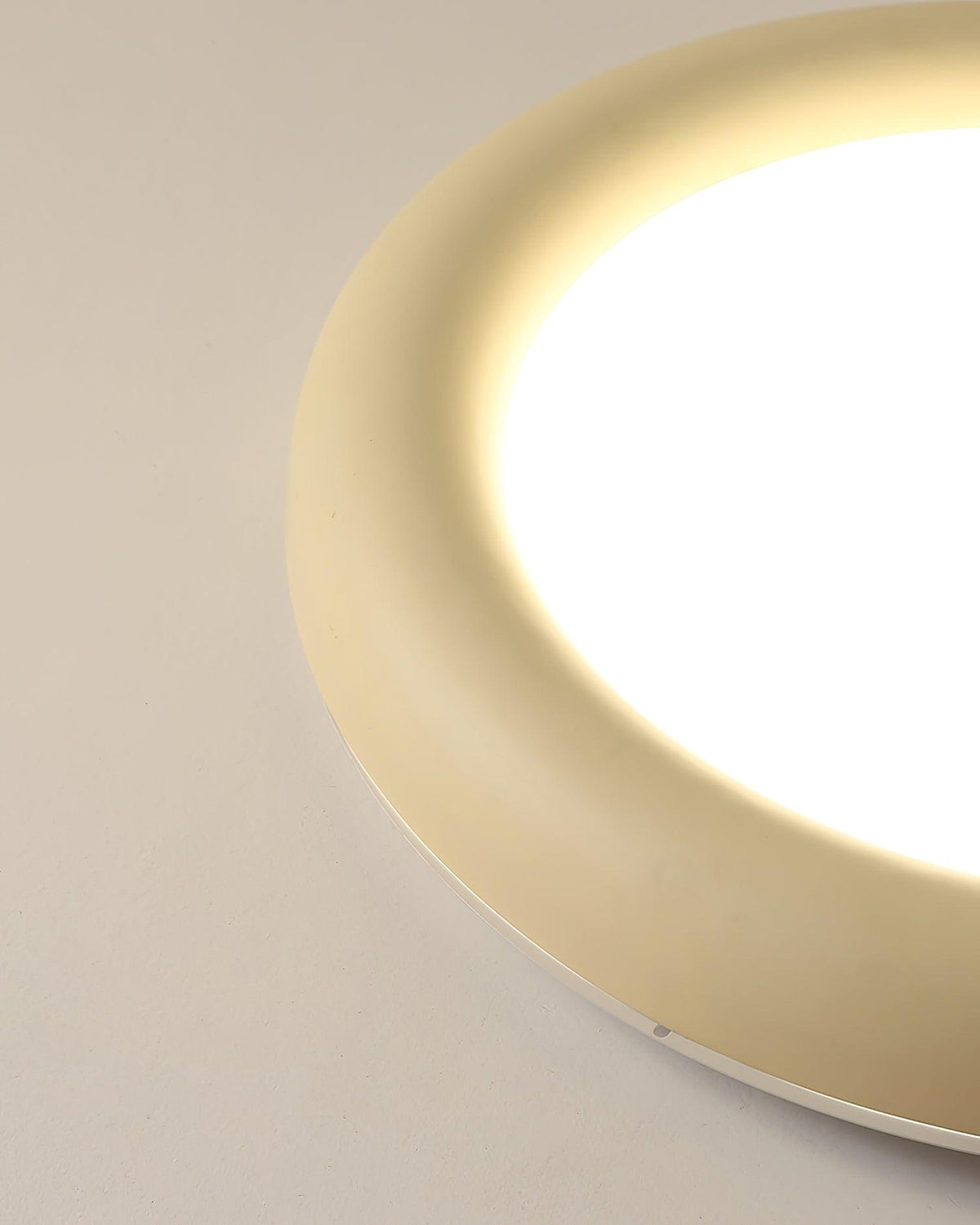 Lámpara de techo beige minimalista con florón