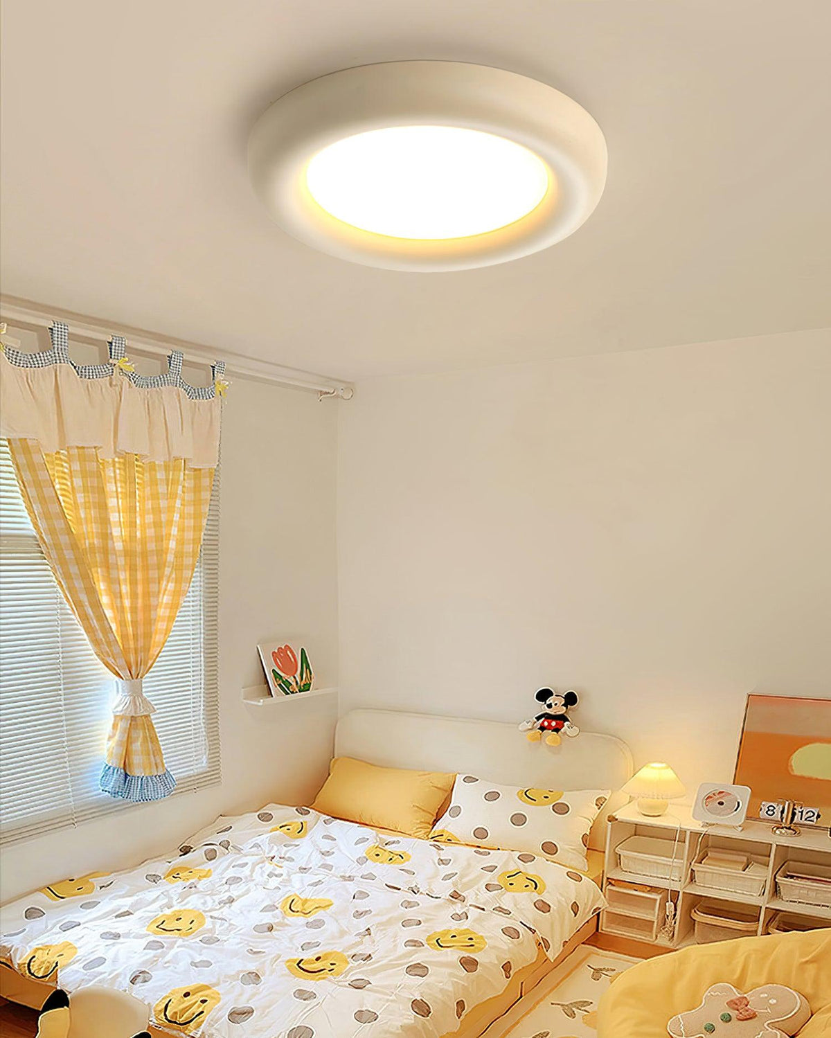 Lámpara de techo beige minimalista con florón