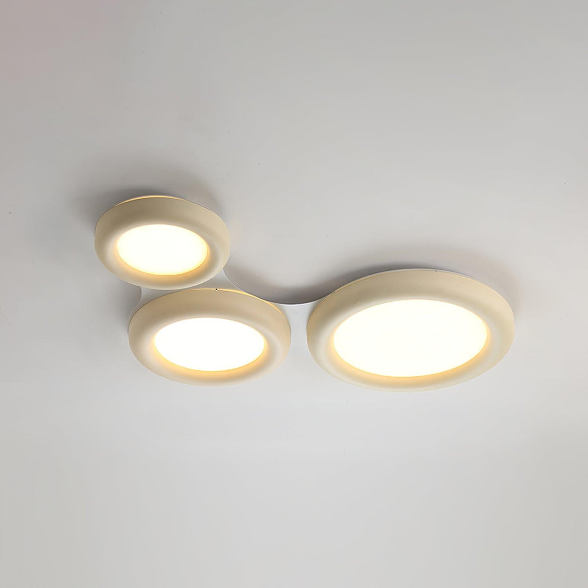 Lámpara de techo beige minimalista con florón