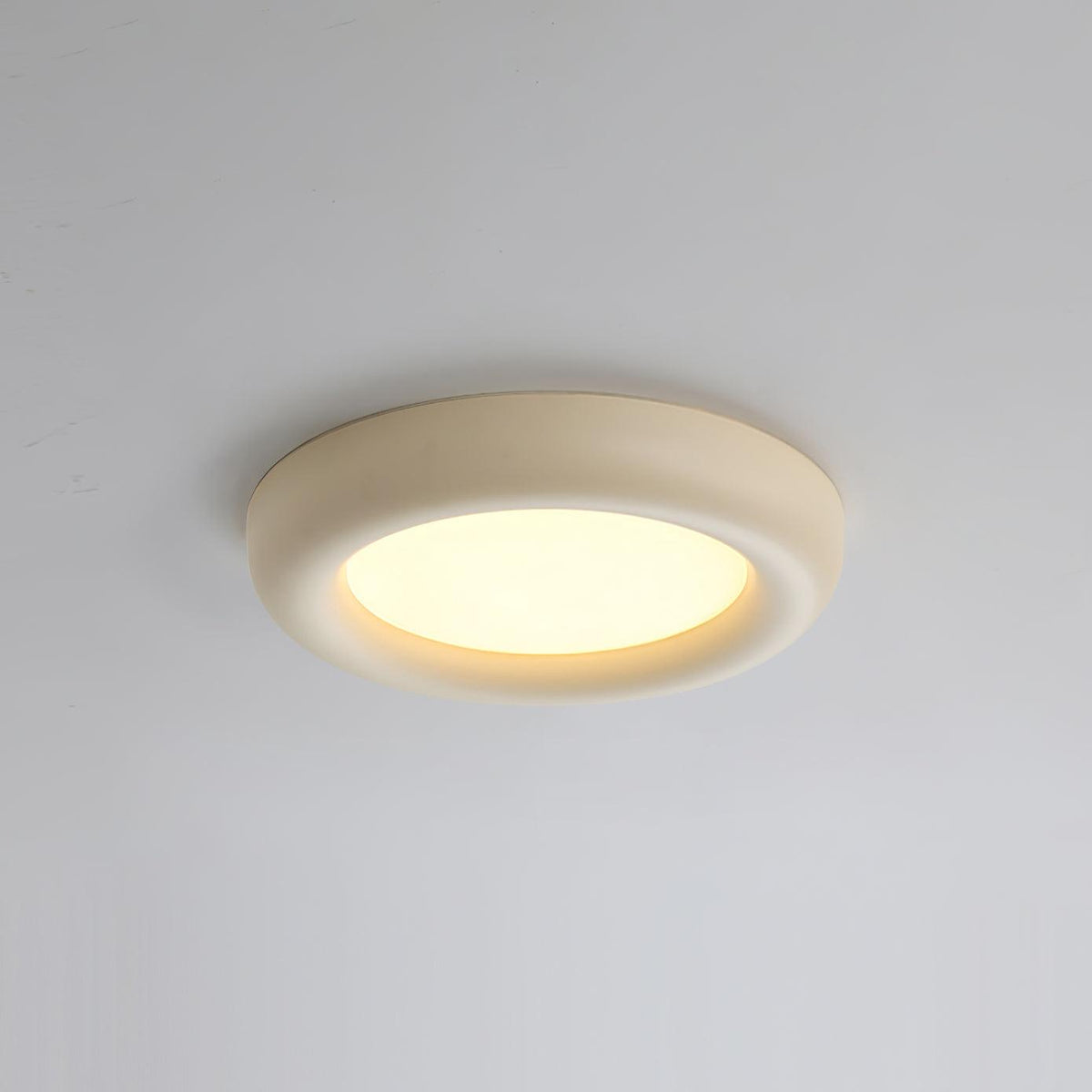 Lámpara de techo beige minimalista con florón
