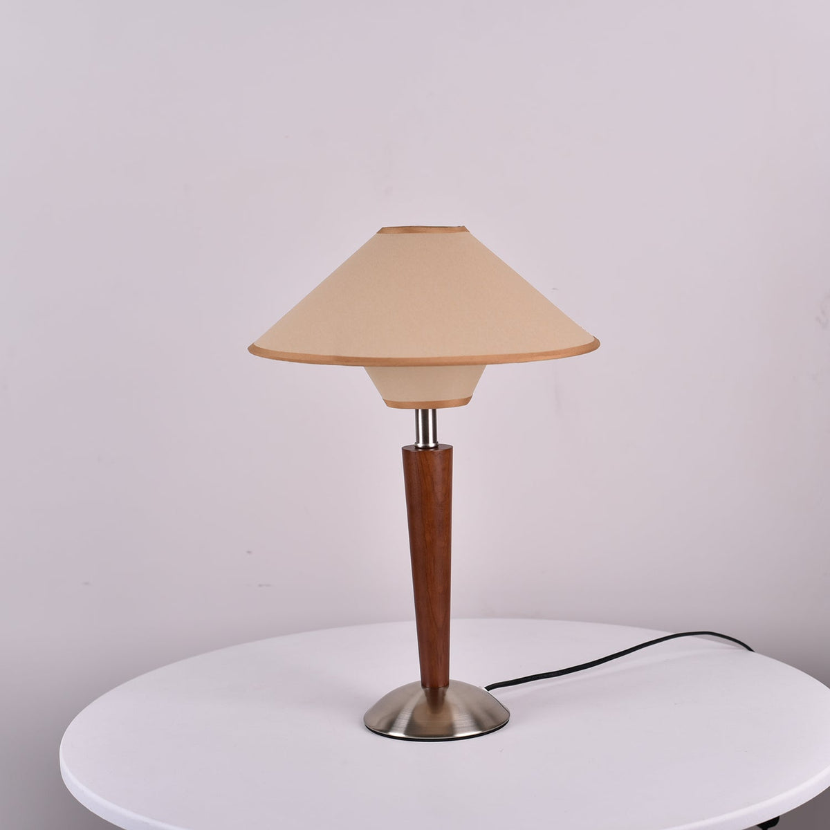 Roka lámpara de mesa Talonwood