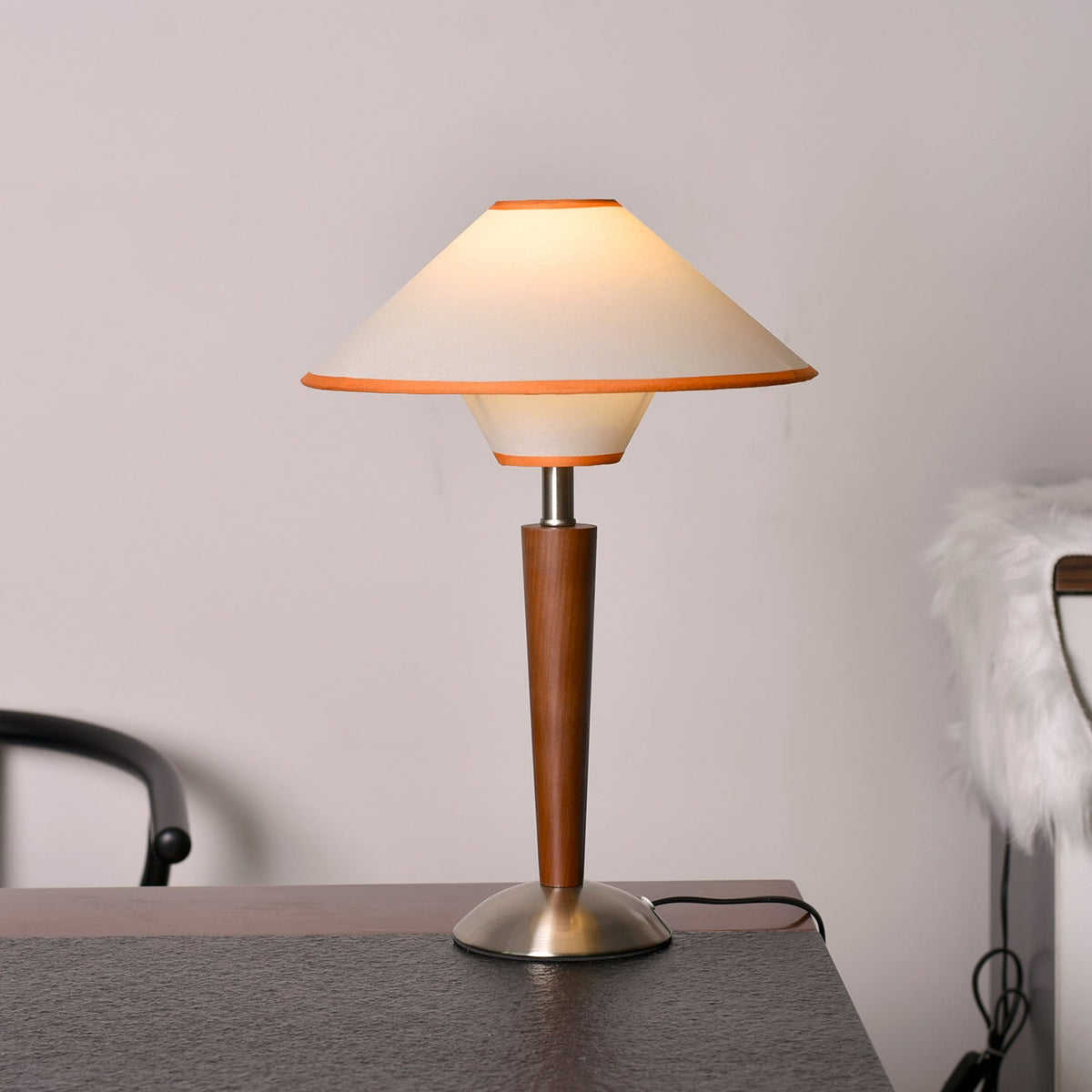 Roka lámpara de mesa Talonwood