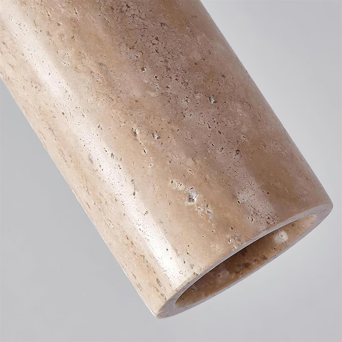 Nerova lámpara colgante minimalista de madera con acabado en travertino
