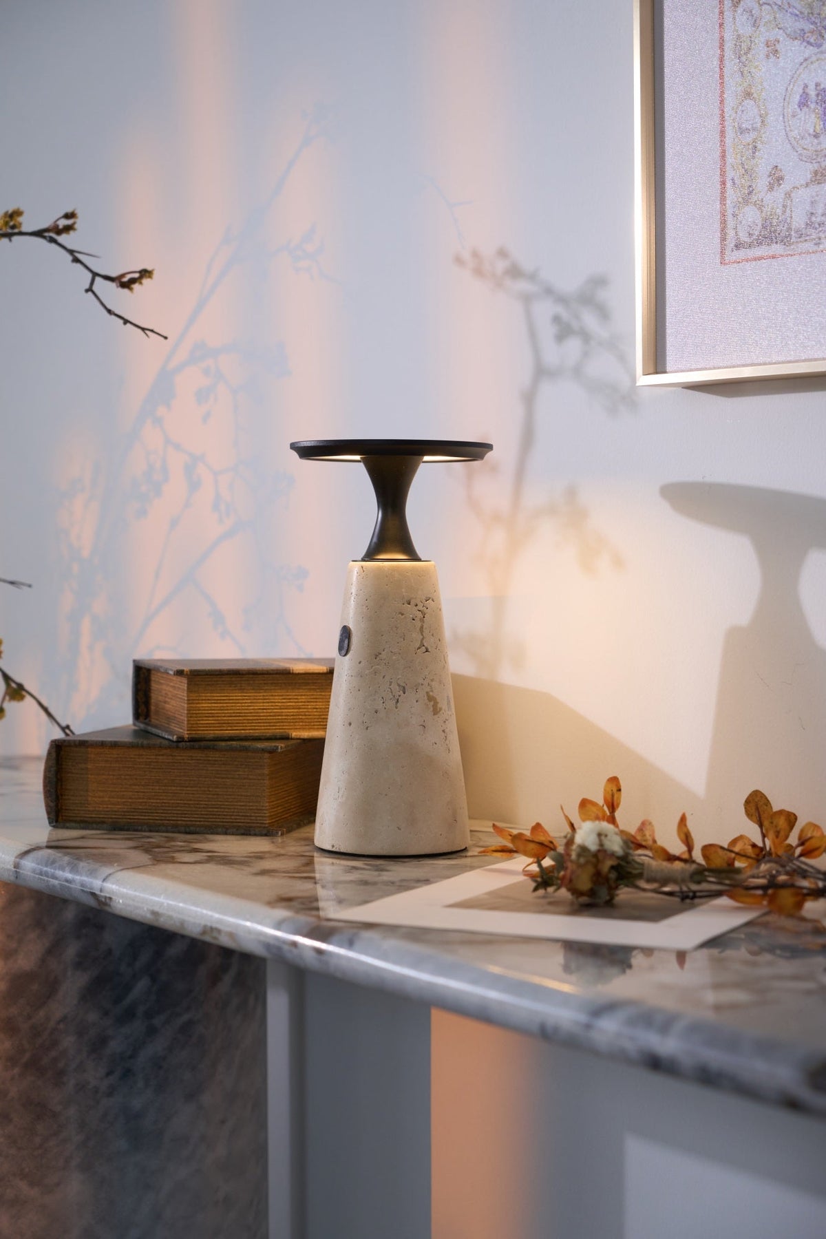 Vespera lámpara de mesa esculpida en travertino
