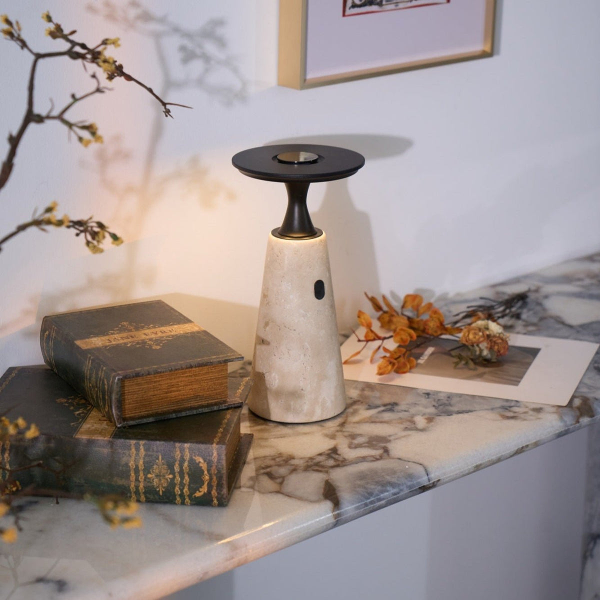 Vespera lámpara de mesa esculpida en travertino