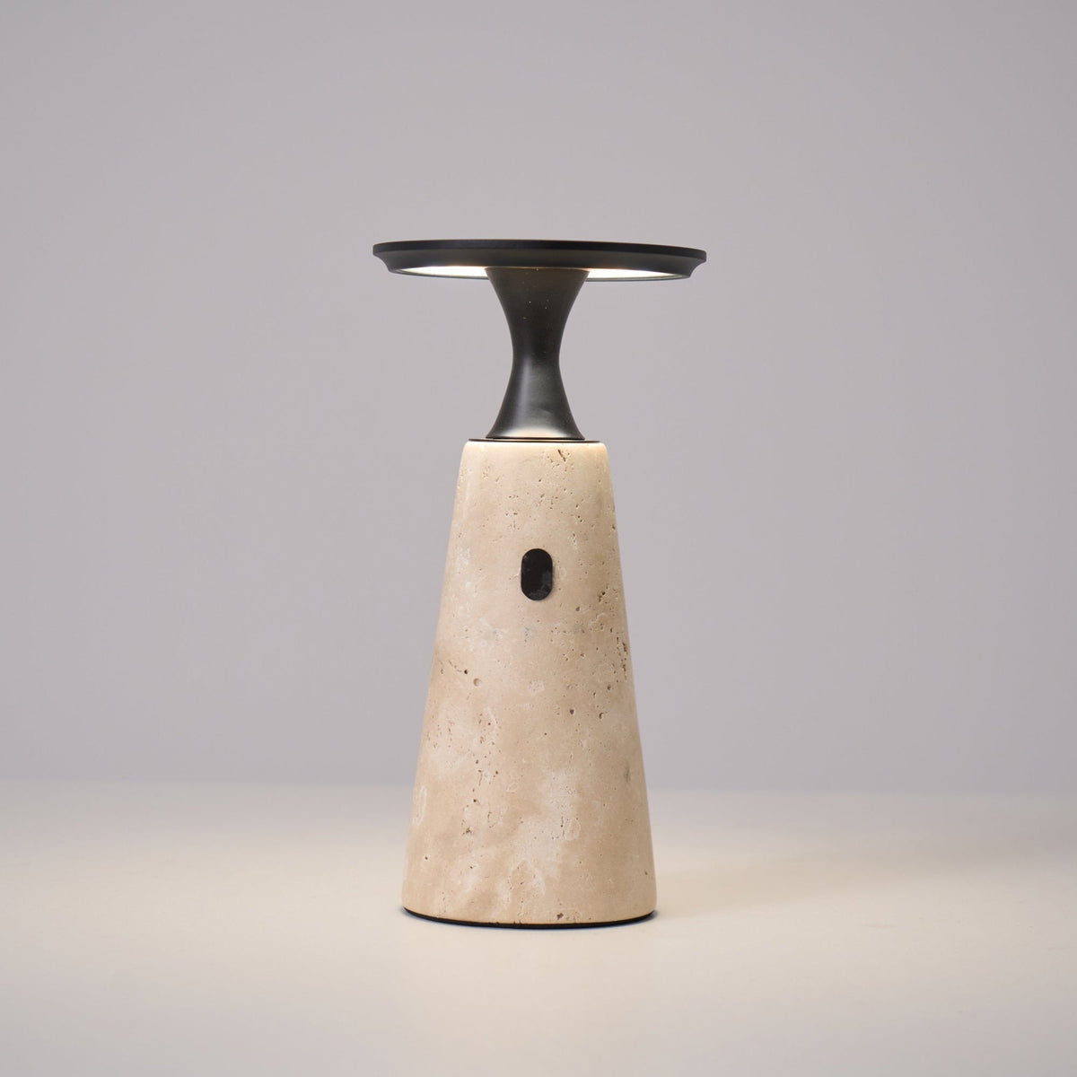 Vespera lámpara de mesa esculpida en travertino