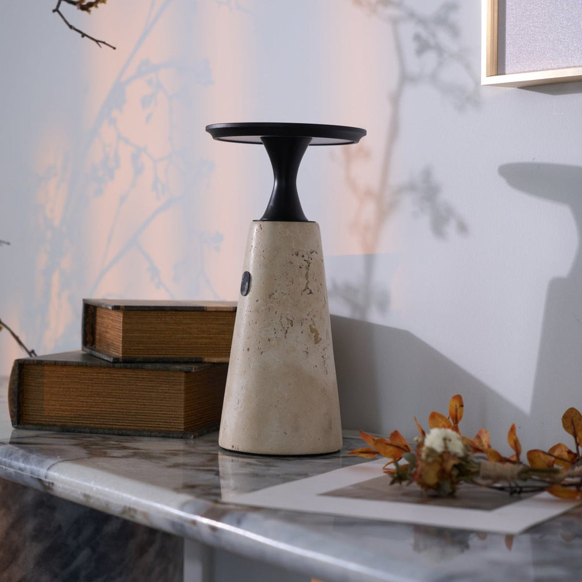Vespera lámpara de mesa esculpida en travertino