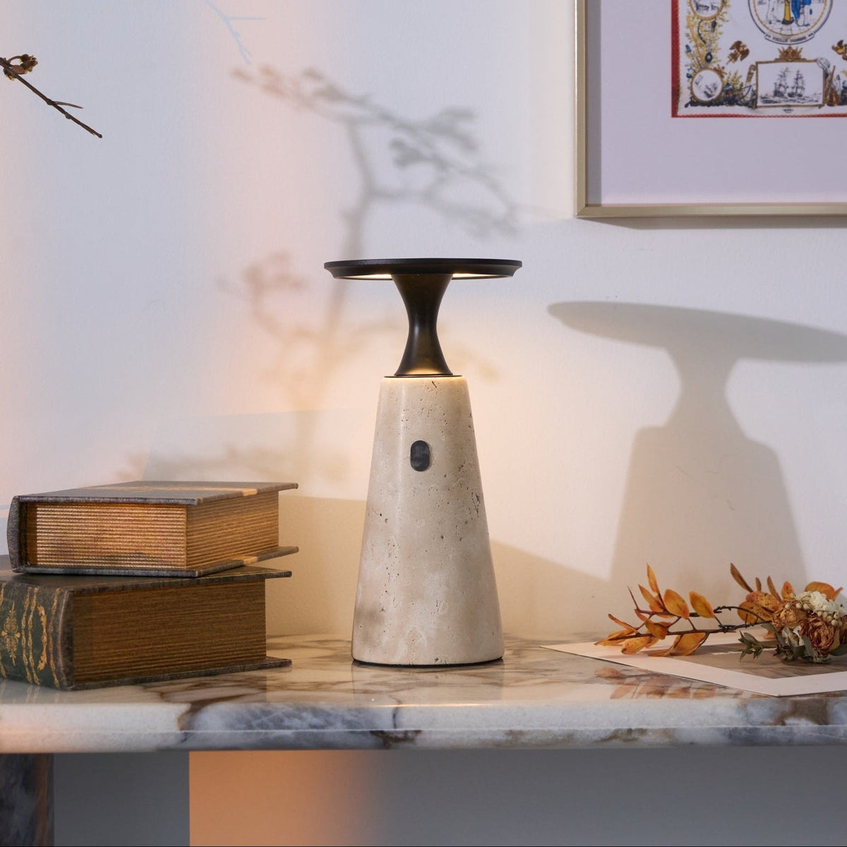 Vespera lámpara de mesa esculpida en travertino