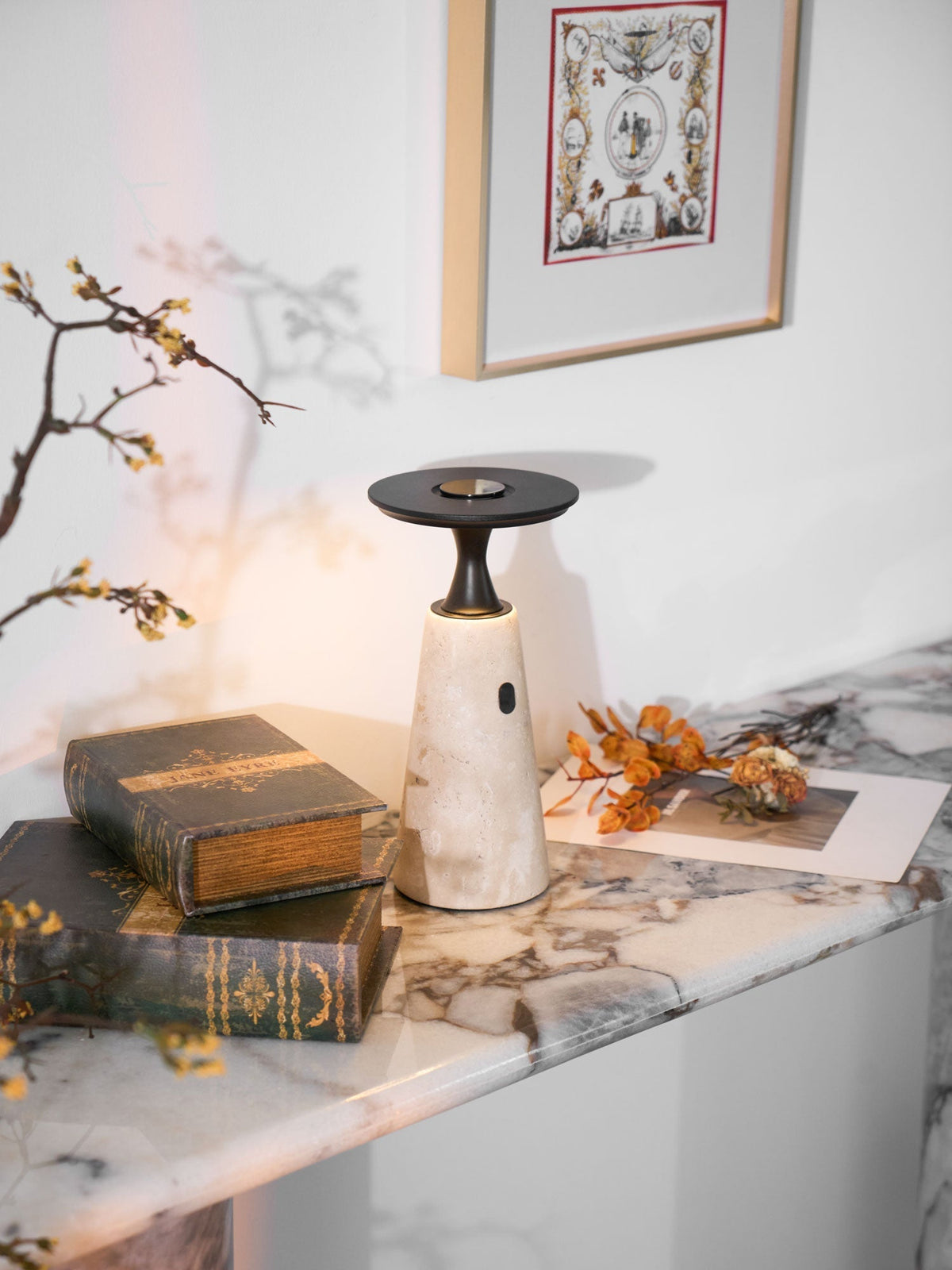 Vespera lámpara de mesa esculpida en travertino
