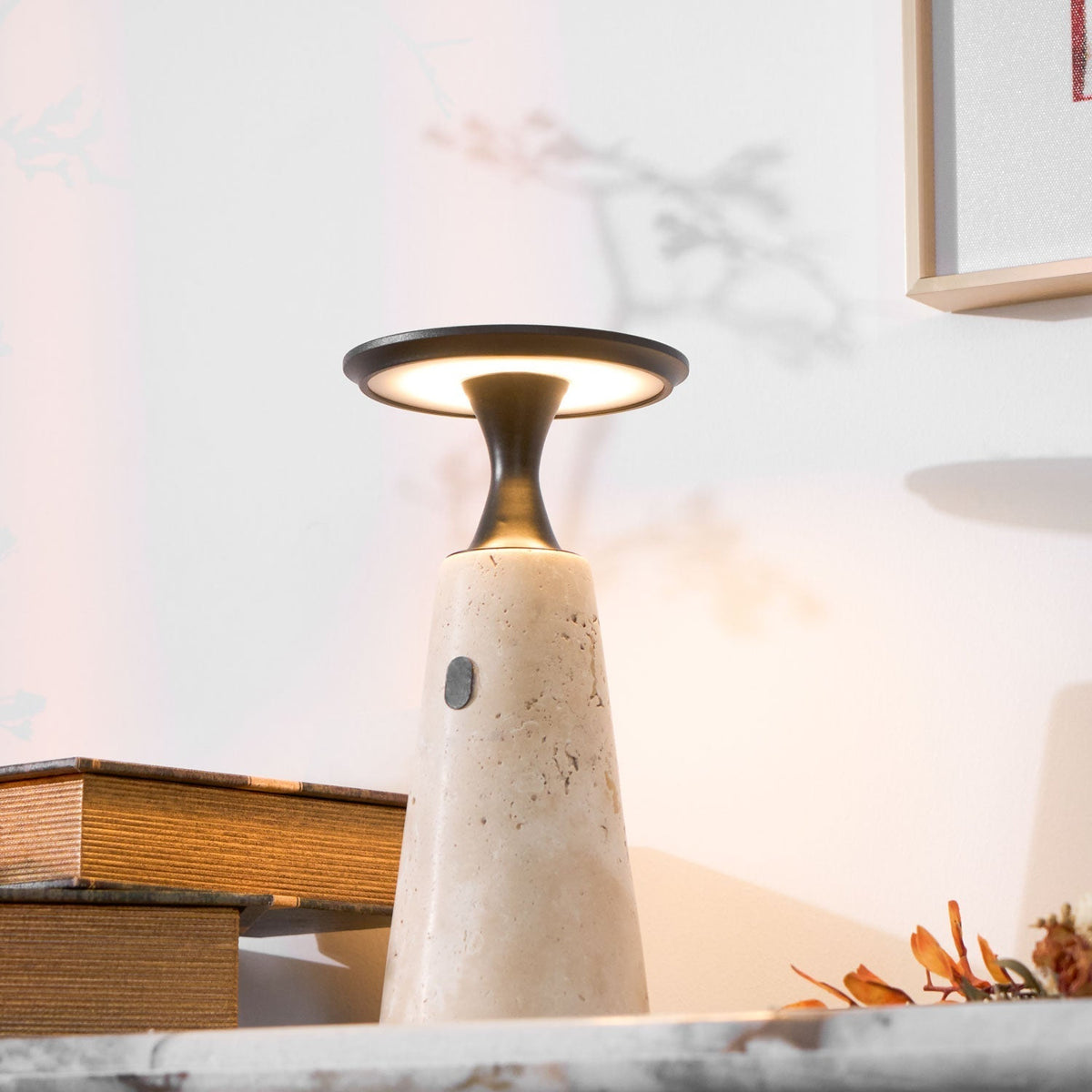 Vespera lámpara de mesa esculpida en travertino