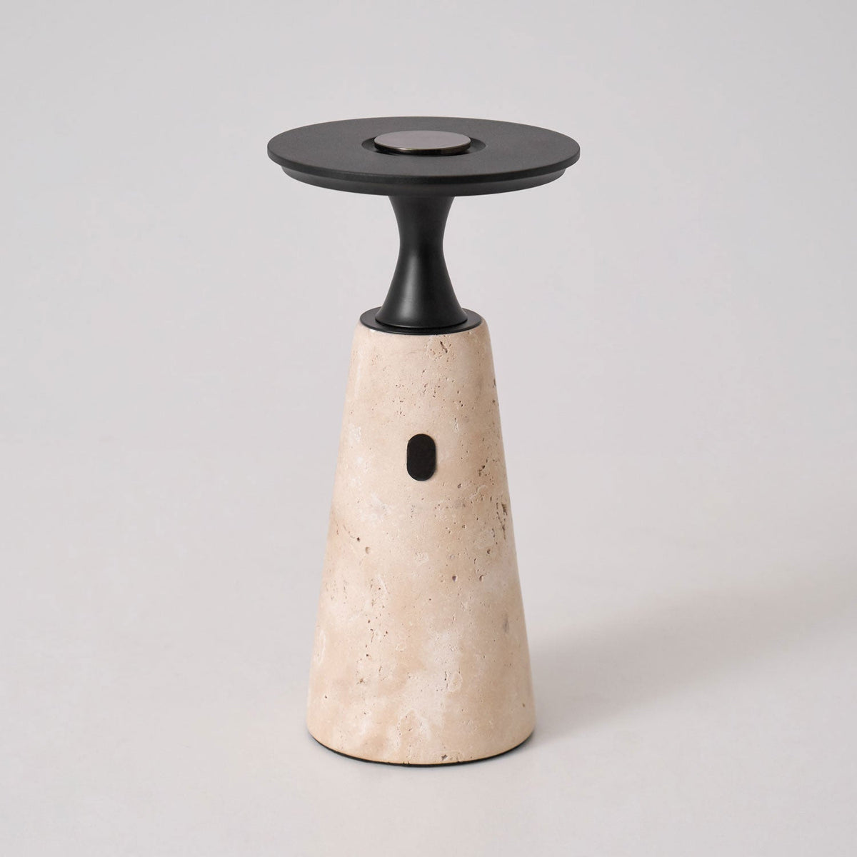 Vespera lámpara de mesa esculpida en travertino