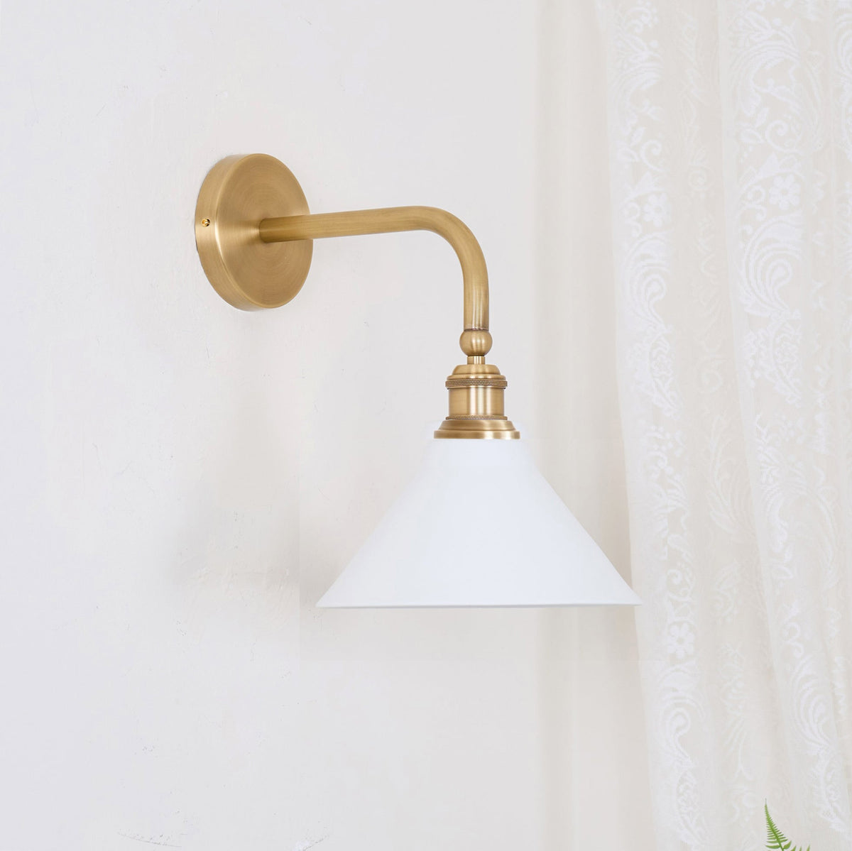 Zaya aplique de pared minimalista de metal