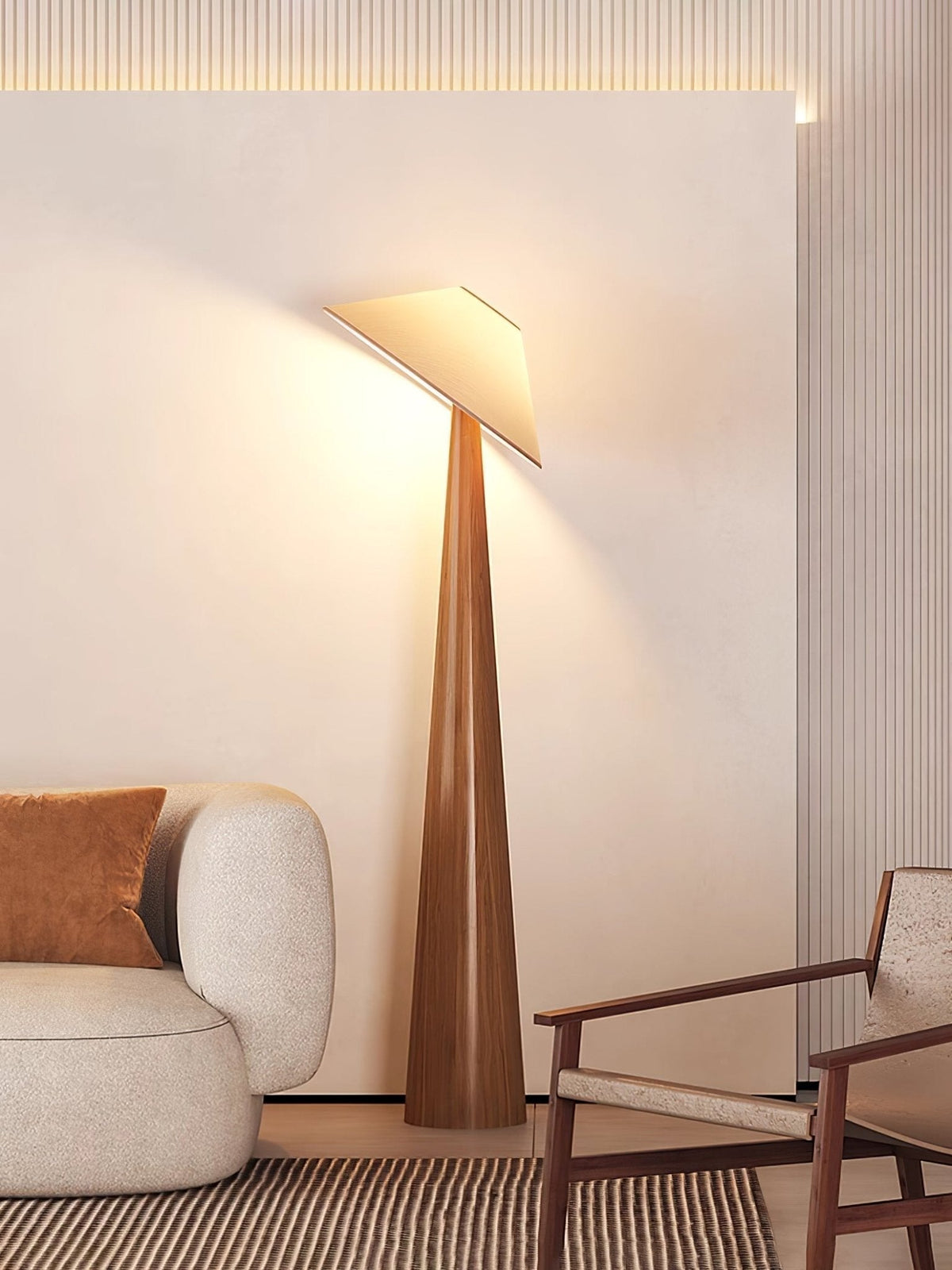 Apex lámpara de pie en madera con base cónica