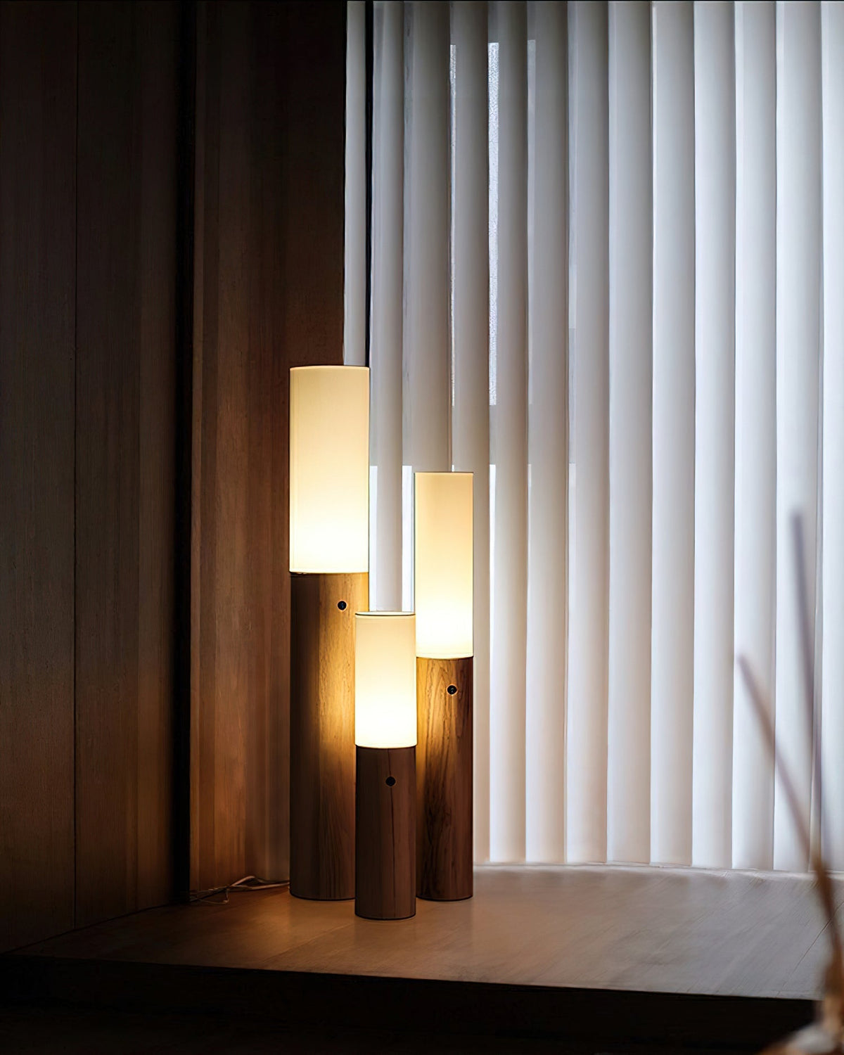 Viraalia lámpara de pie con columna de madera