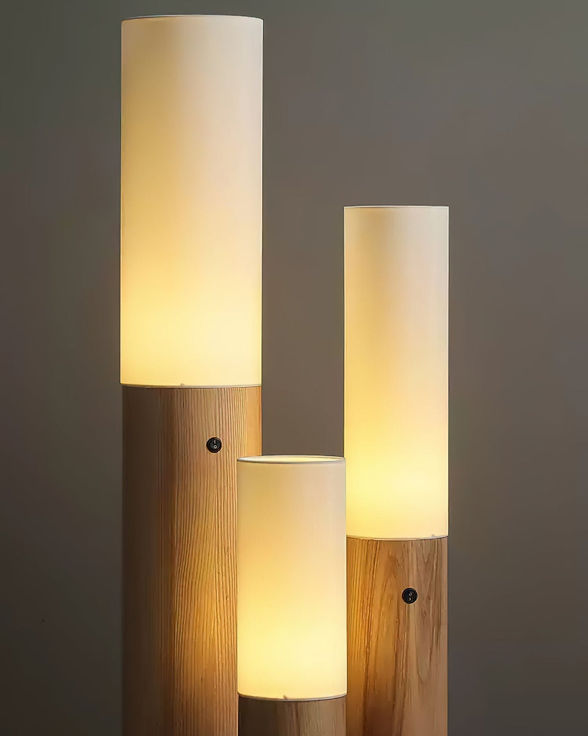 Viraalia lámpara de pie con columna de madera