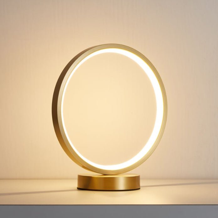 Cirra lámpara de mesa elegante en latón