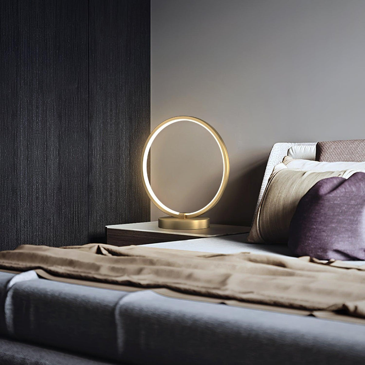 Cirra lámpara de mesa elegante en latón
