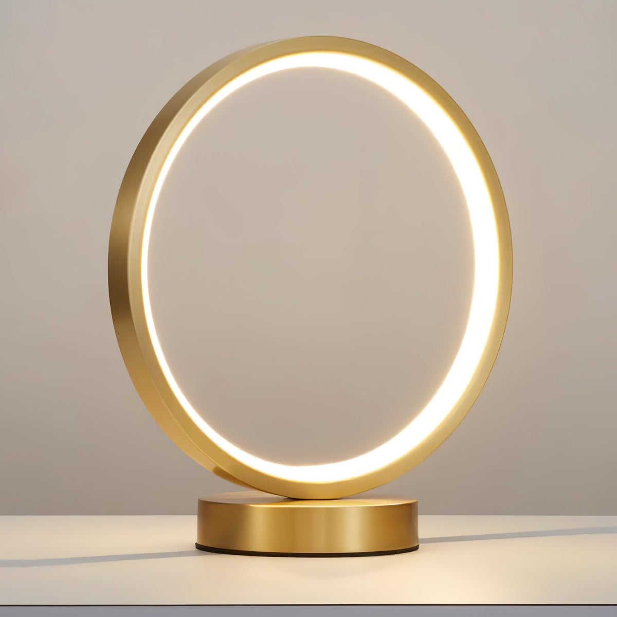 Cirra lámpara de mesa elegante en latón