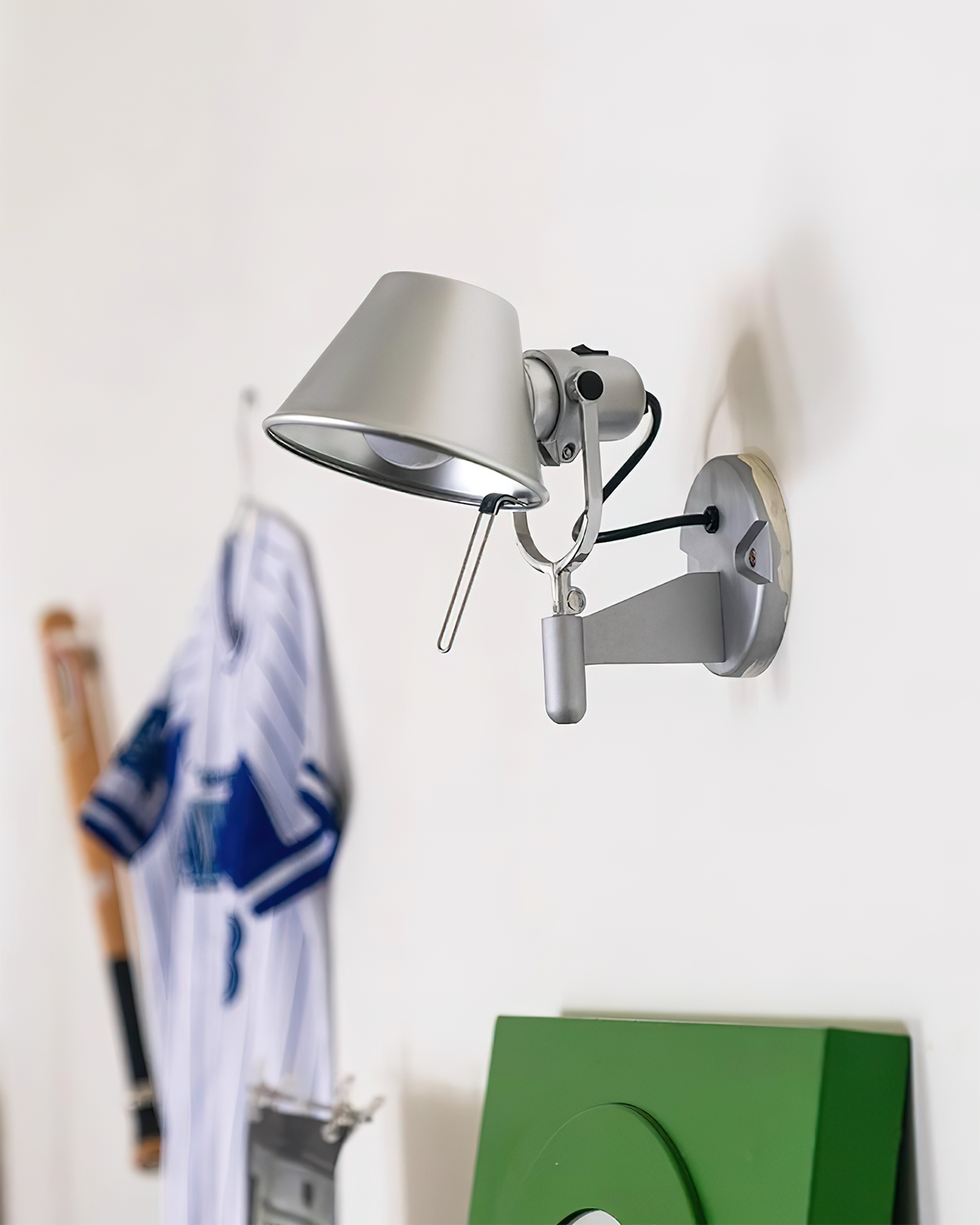 Aplique de pared con cuerpo metálico y pantalla cónica regulable, moderno y minimalista de metal
