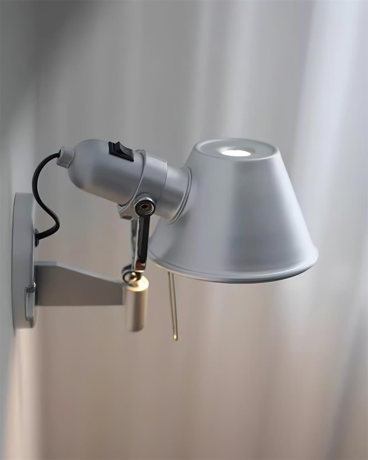 Aplique de pared con cuerpo metálico y pantalla cónica regulable, moderno y minimalista de metal