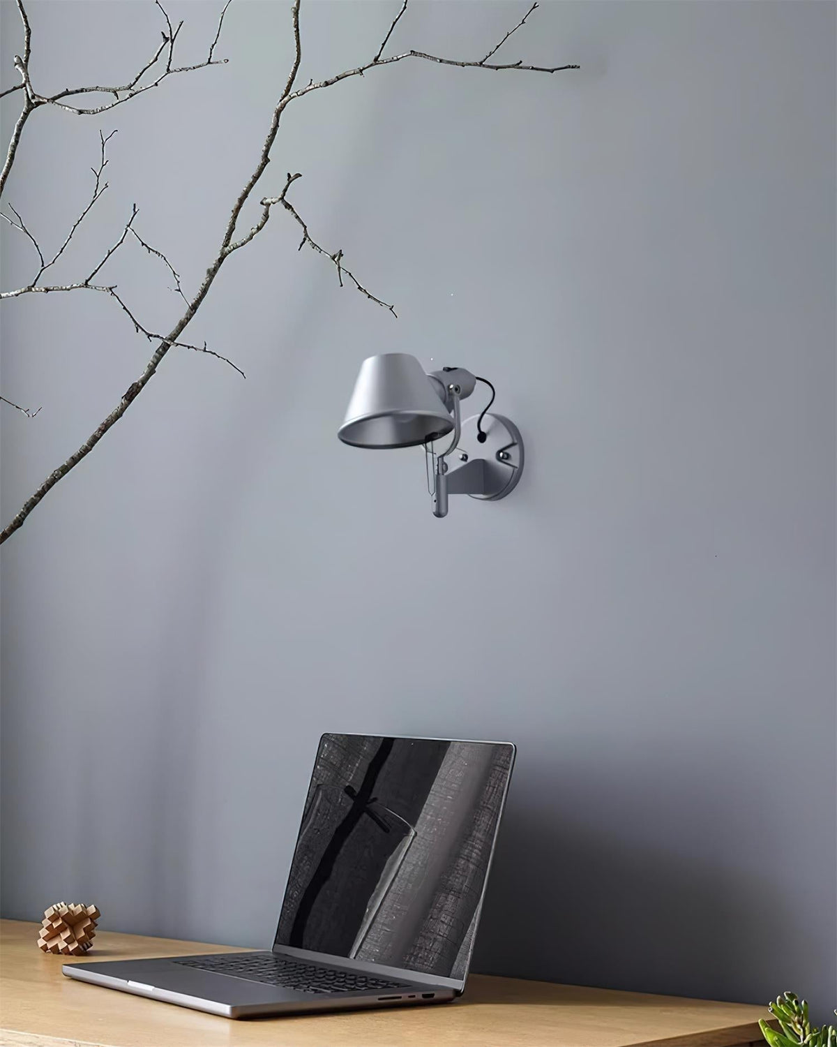 Aplique de pared con cuerpo metálico y pantalla cónica regulable, moderno y minimalista de metal
