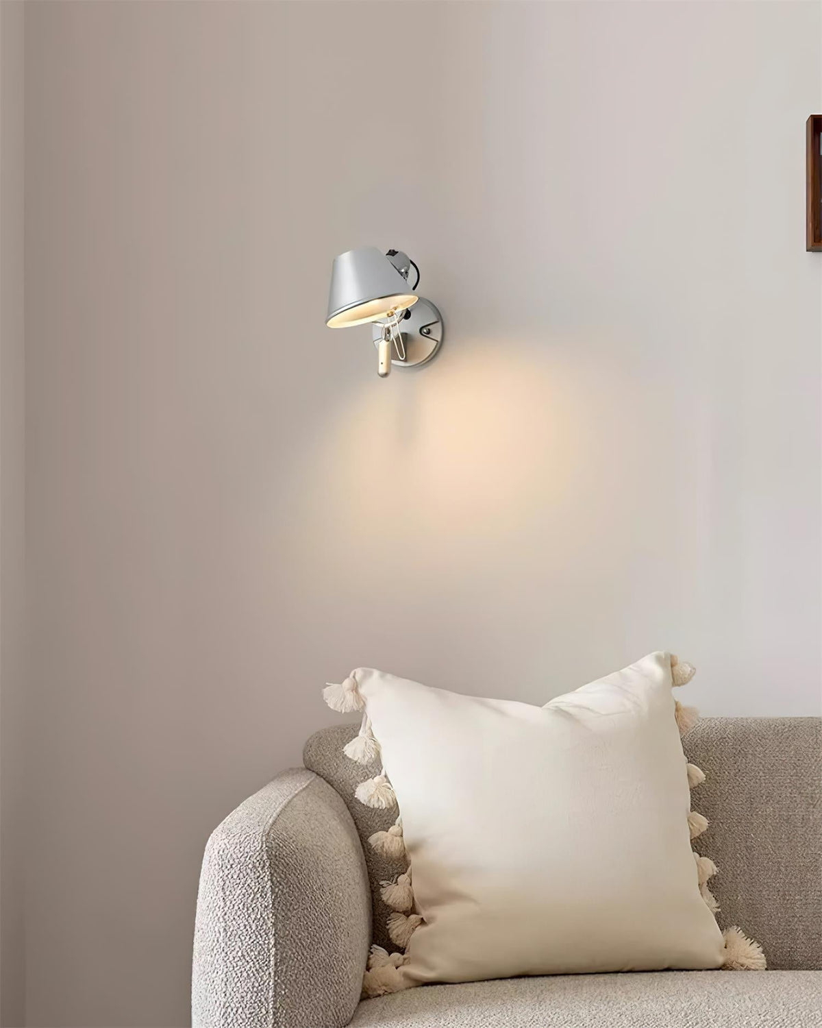Aplique de pared con cuerpo metálico y pantalla cónica regulable, moderno y minimalista de metal