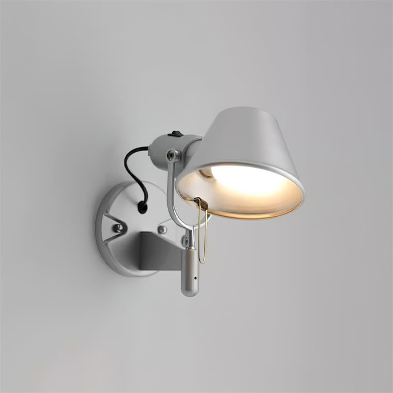 Aplique de pared con cuerpo metálico y pantalla cónica regulable, moderno y minimalista de metal