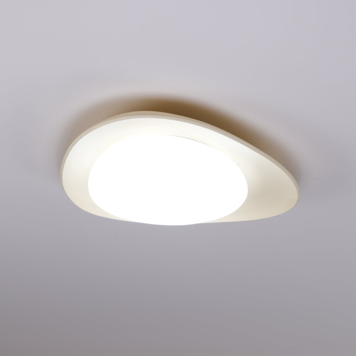 Aria Lámpara de Techo con Forma de Guijarro en Verde y Beige
