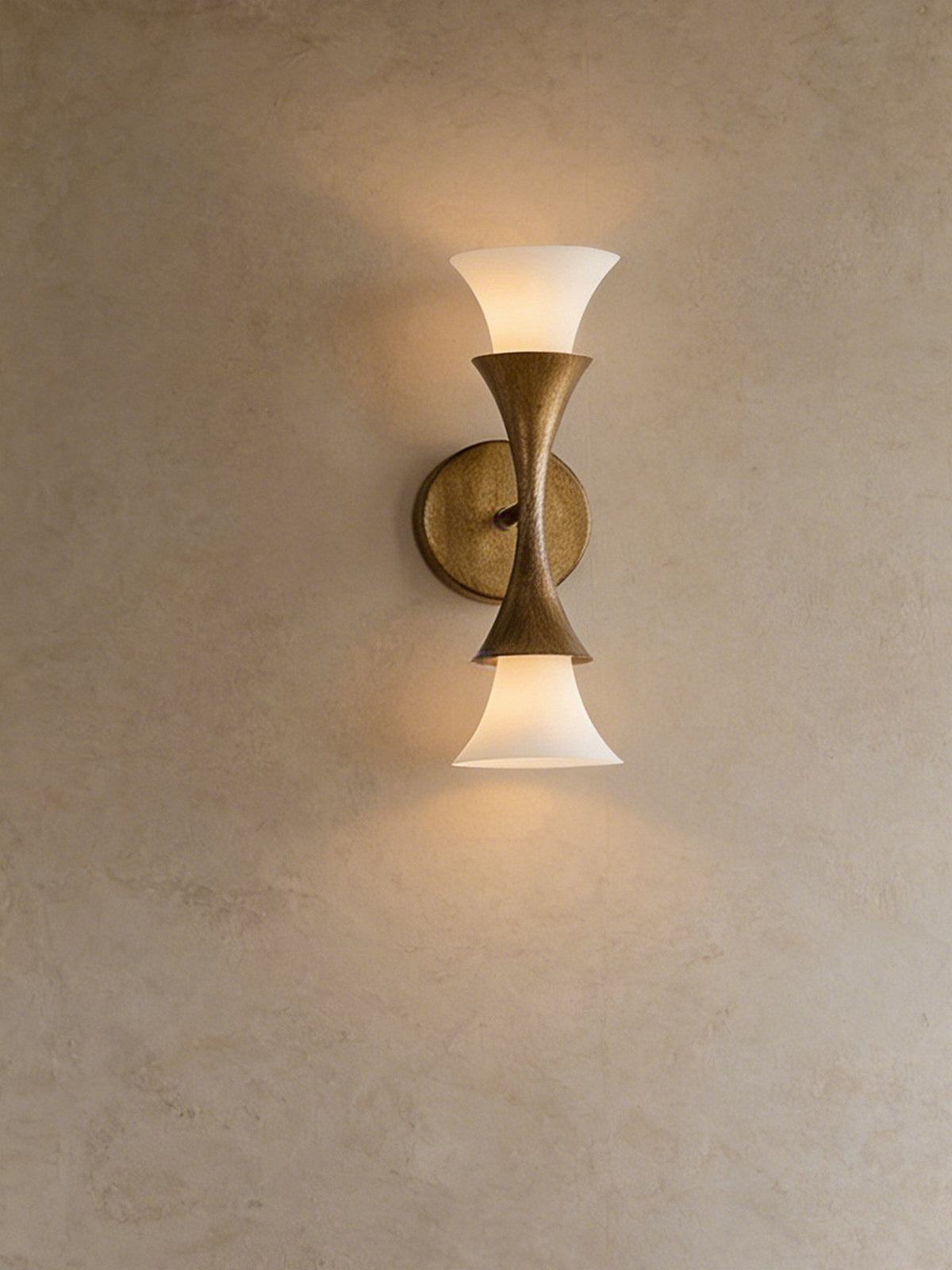 Solalette aplique de pared de latón con doble cúpula