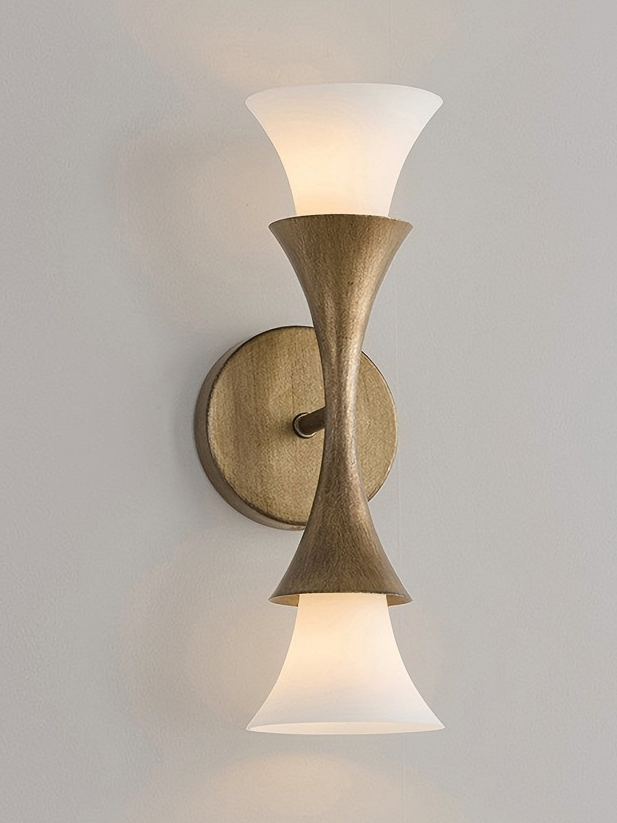 Solalette aplique de pared de latón con doble cúpula