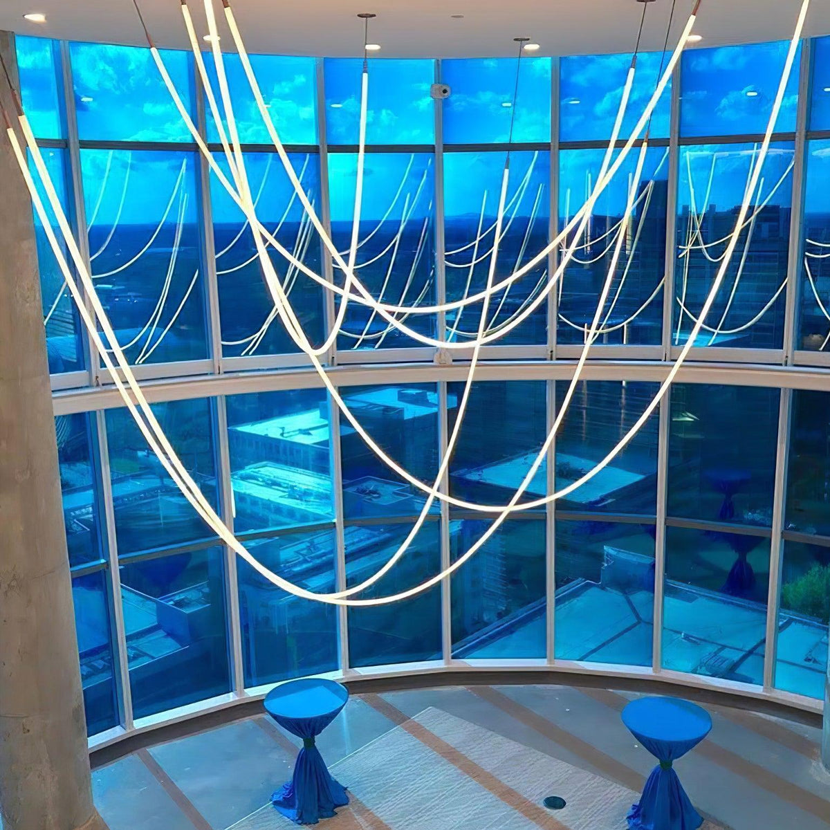 Fenris lámpara colgante Flexible Curve con cable de silicona y acabado en latón