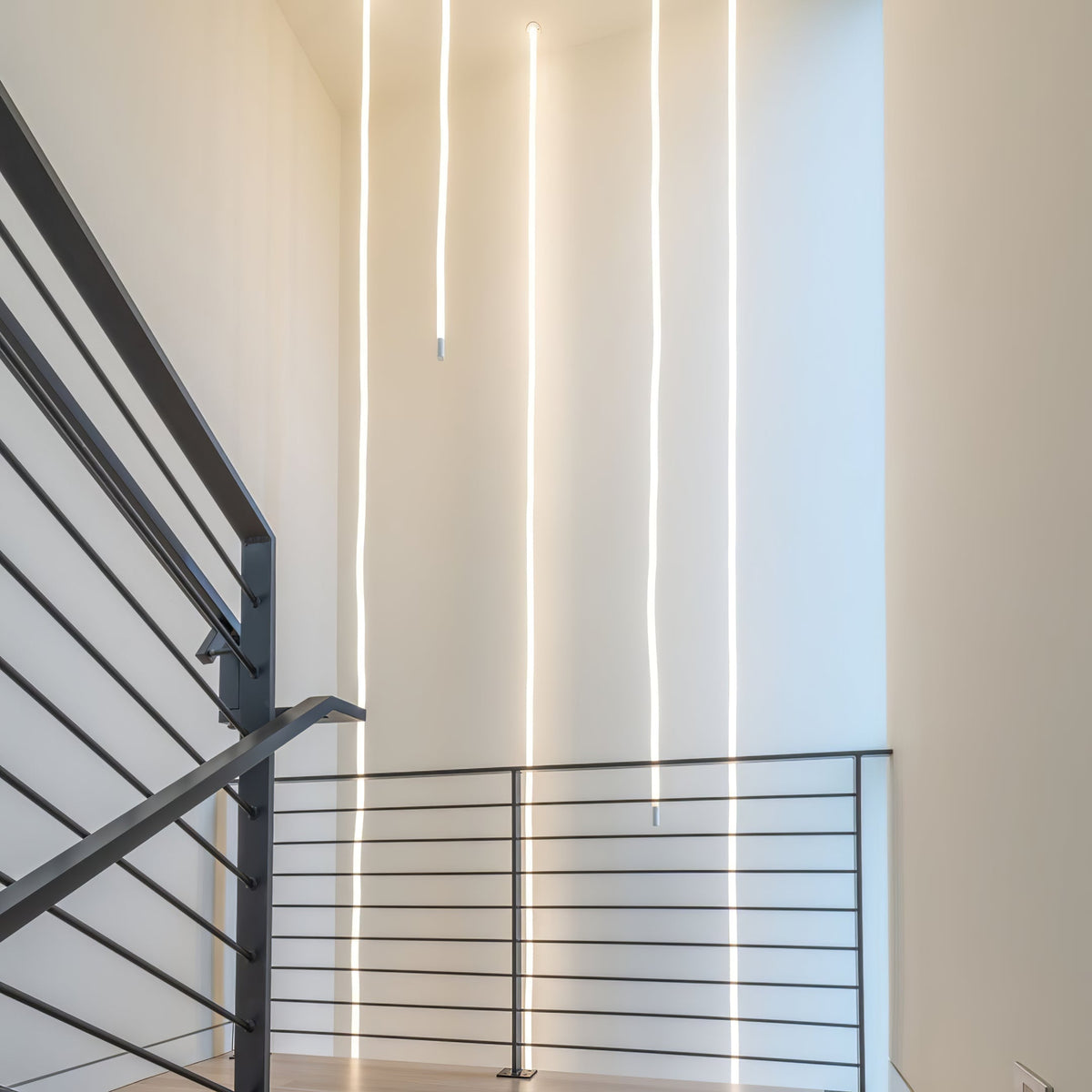 Fenris lámpara colgante Flexible Curve con cable de silicona y acabado en latón