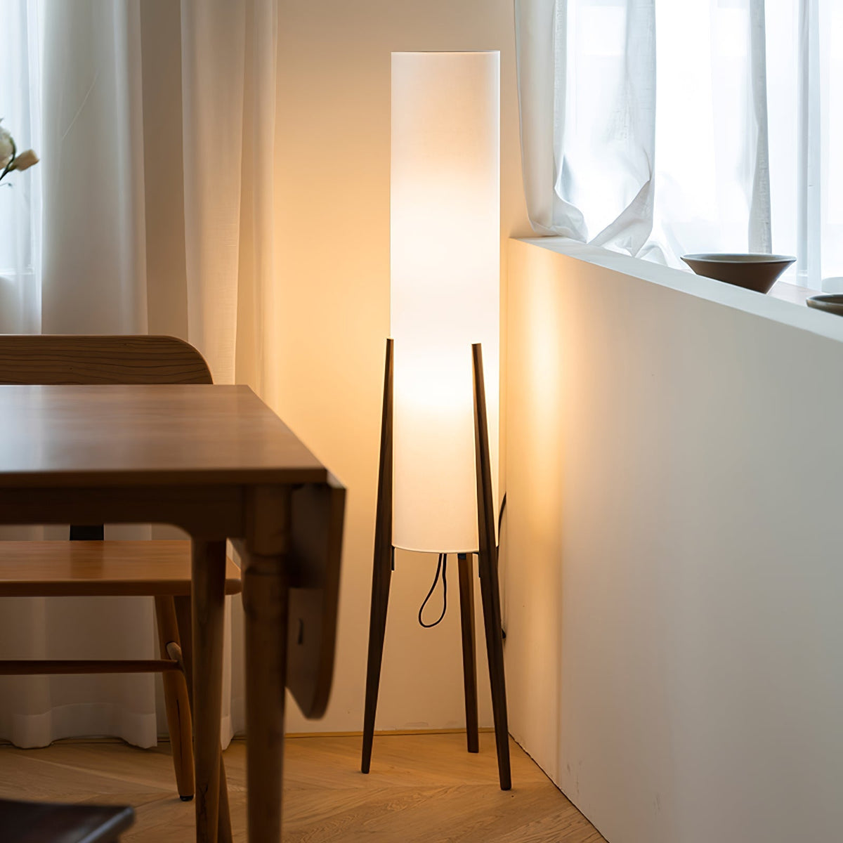 Triluxe lámpara de pie moderna de madera y tejido