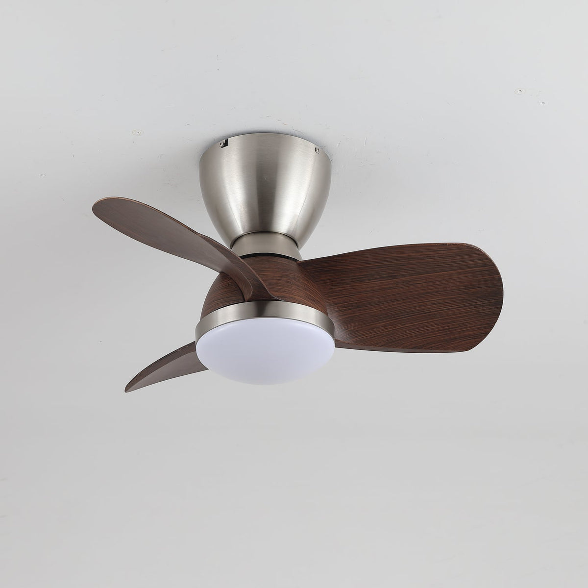 Aldiian ventilador de techo con luz minimalista de latón y madera de nogal