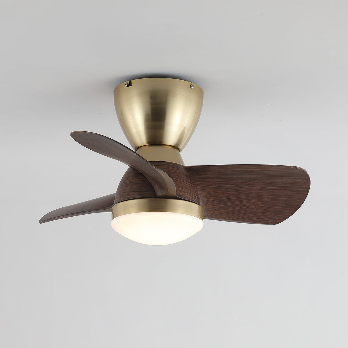 Aldiian ventilador de techo con luz minimalista de latón y madera de nogal