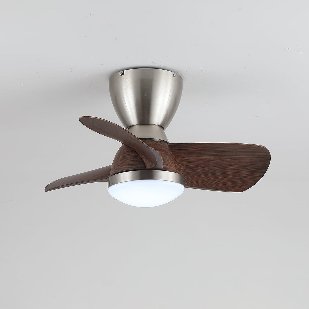 Aldiian ventilador de techo con luz minimalista de latón y madera de nogal